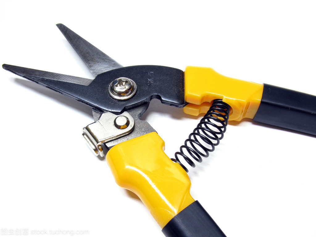 剪板機切割金屬在白色背景上。切割金屬在白色背景上的剪刀